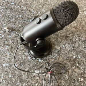 Blue Microphones - Blue Yeti Professional Multi-Pattern USB Condenser Microphone